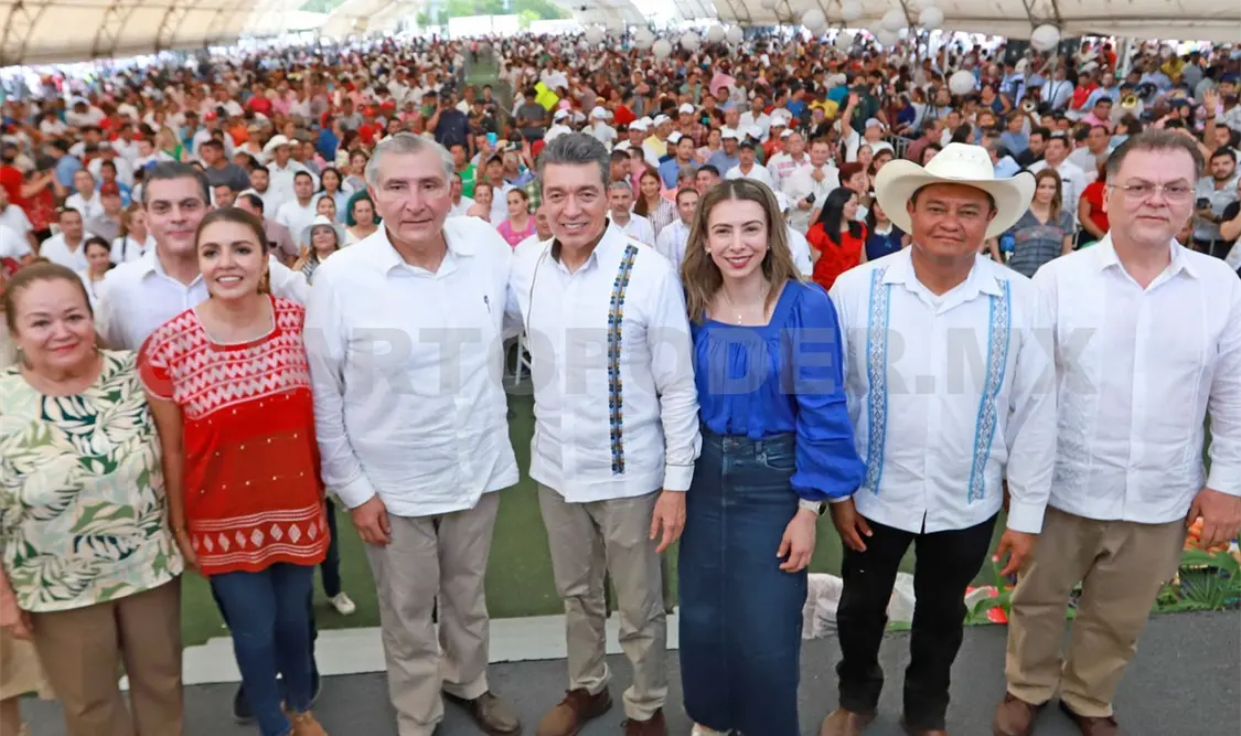 Junto a Adán Augusto, REC entrega apoyos alimenticios