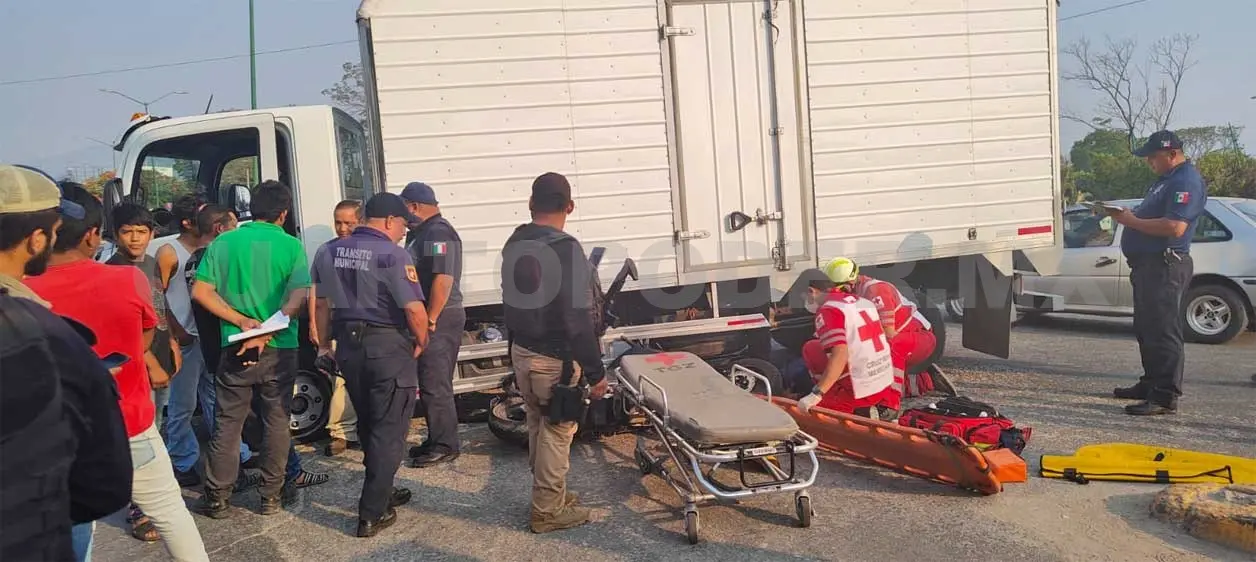 Colisión vehicular deja a un motociclista malherido