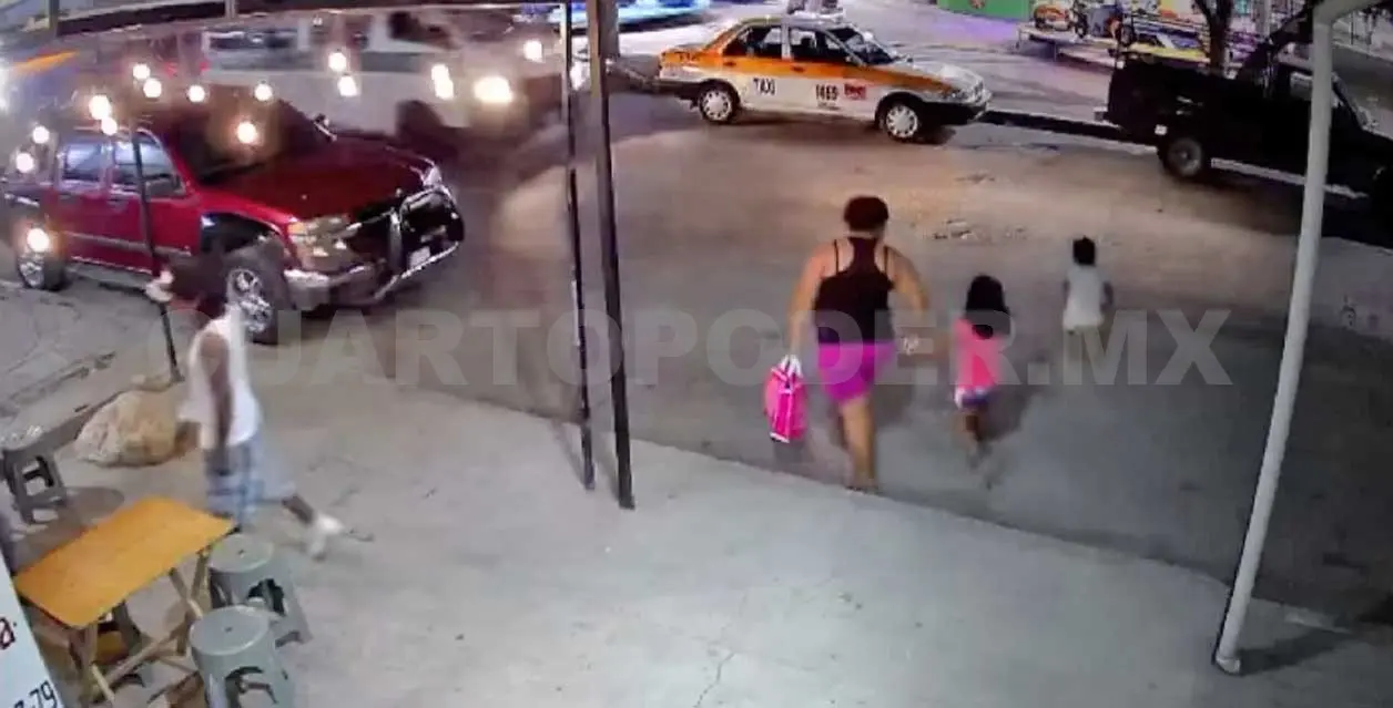 Atropella colectivo a una niña de dos años