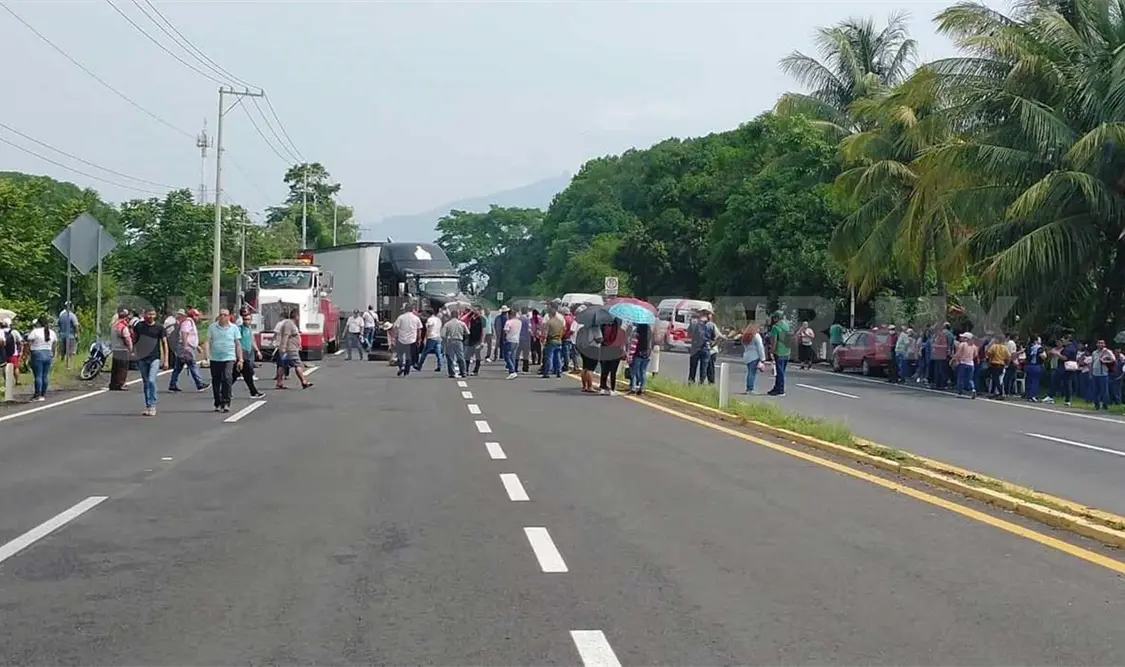 Maestros bloquean carretera por cuatro horas