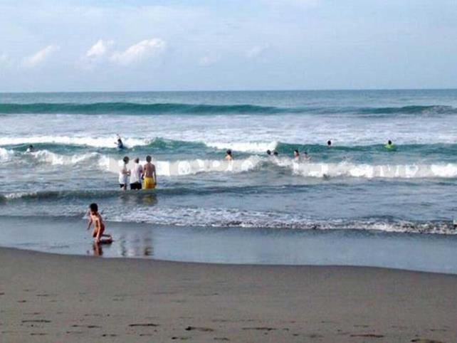 Gigantescas olas ponen en alerta a los turistas