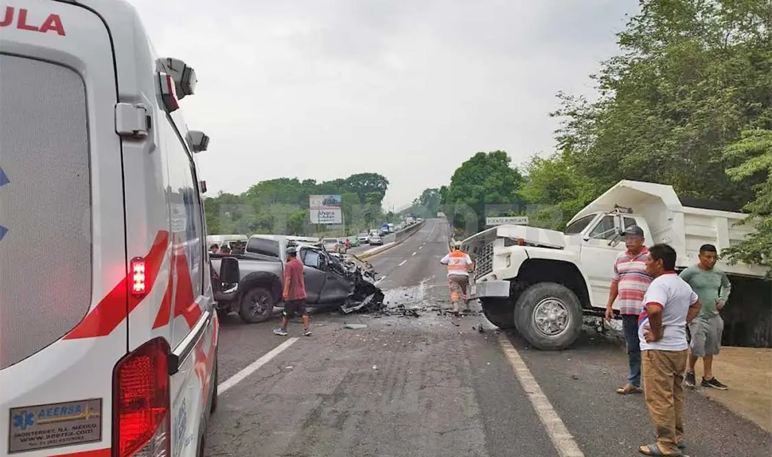 Casi se mata al impactar su camioneta en un volteo