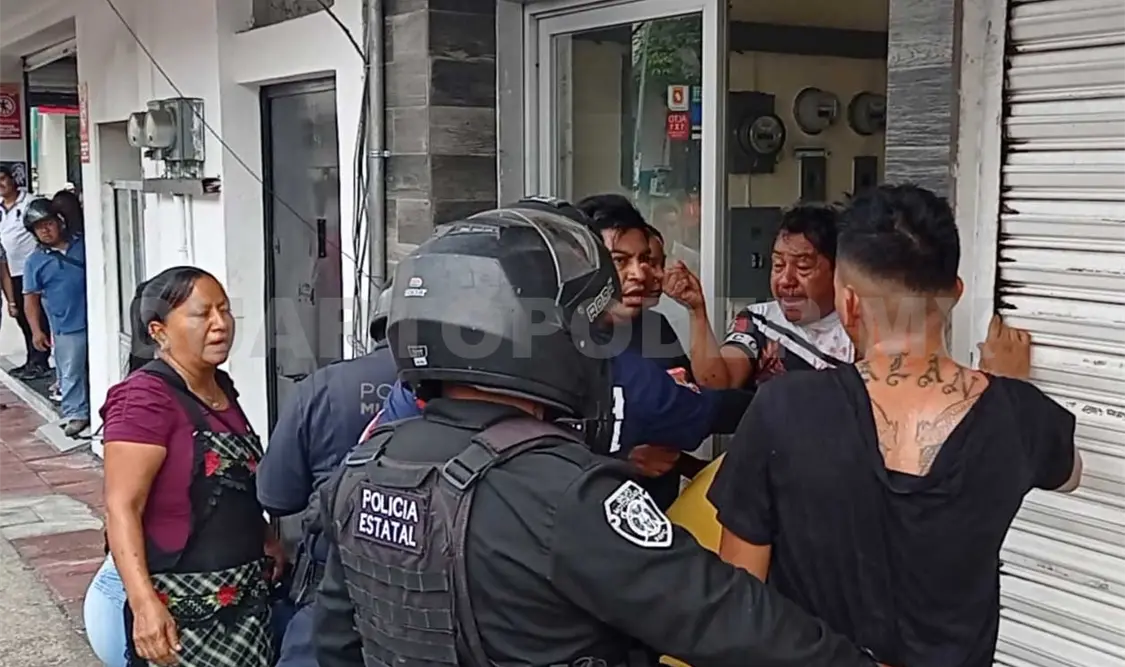 Riña de locatarios deja a un joven con lesiones