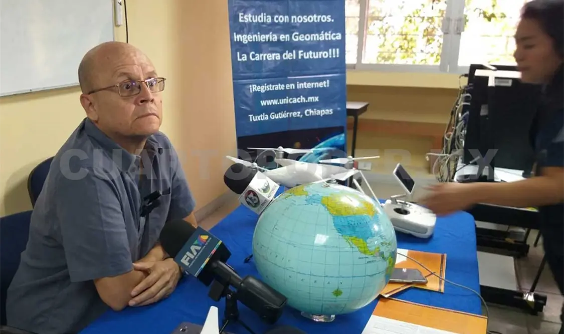 El docente dijo que esta carrera permite aprender desde varios enfoques, lo que ayuda a los estudiantes a aprender más. Cortesía