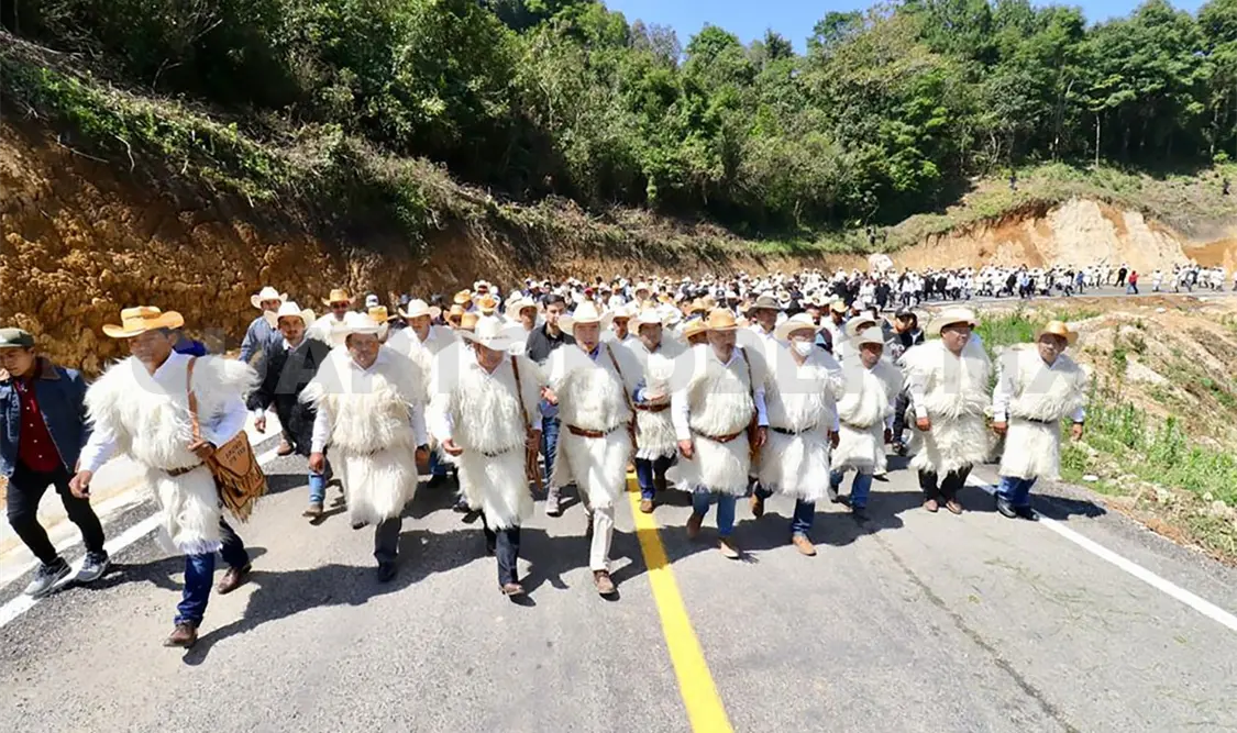Inauguran caminos Tzajaltetic Los Ranchos-Corralito y de Yakampot