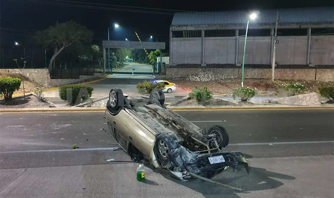 Vuelca auto compacto en accidente carretero