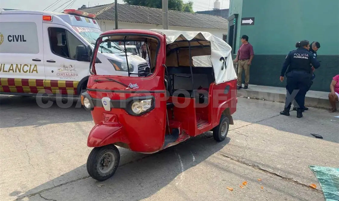 Dos lesionados al ser impactado un mototaxi