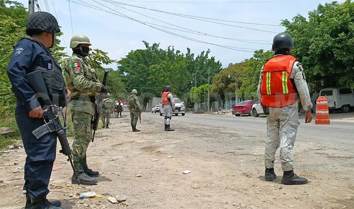Decomisan 10 armas largas en Quespala; queman tráiler