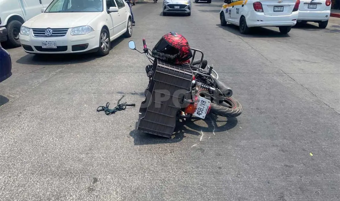 Sedán impacta a motorista y termina con lesiones