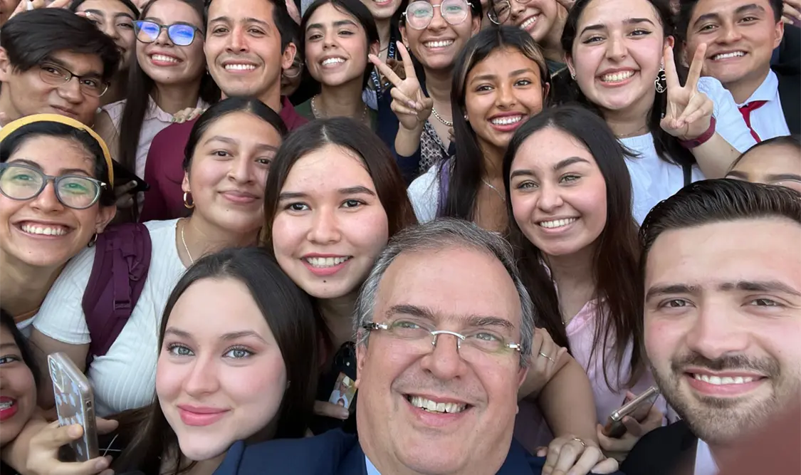 Ebrard pide que lo ayuden a mantener programas