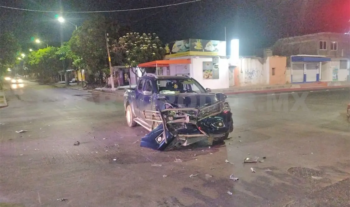 Colisión entre camioneta y un sedán en Terán