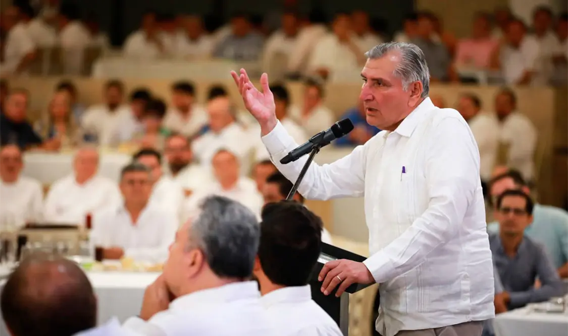 Colocan mantas en favor de Adán Augusto