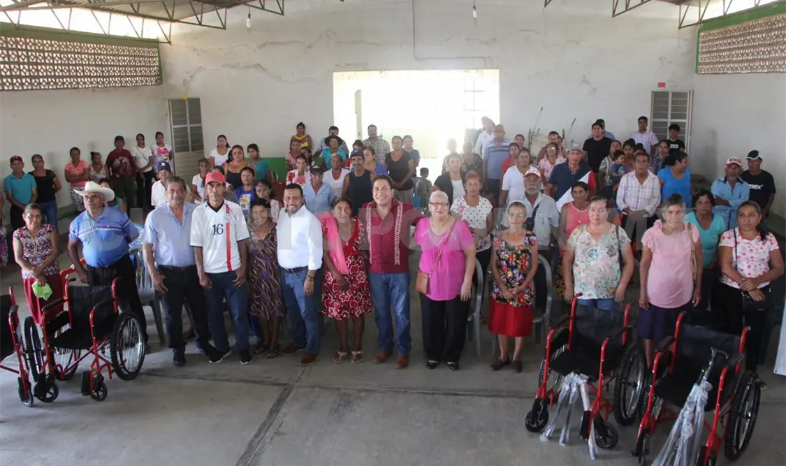 Entregan apoyos a pobladores de Cintalapa