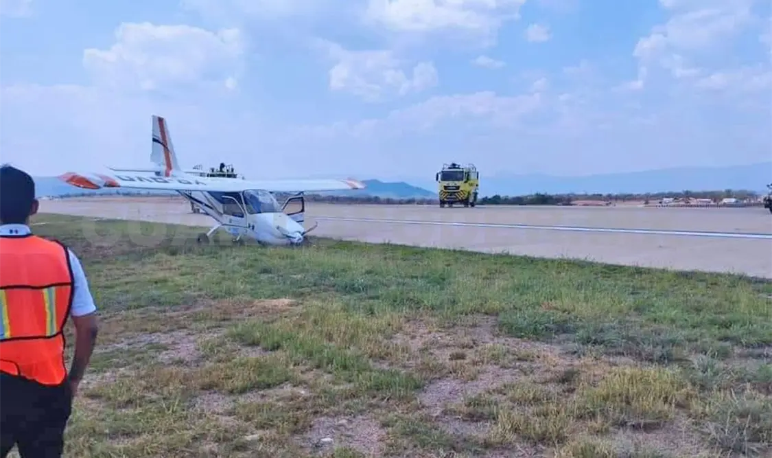 Avioneta se impacta de picada fuera de la pista