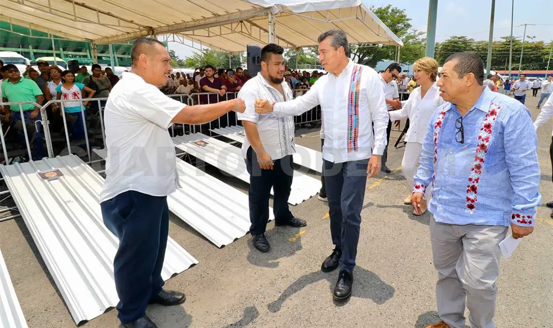 El gobernador encabezó la entrega de 200 paquetes de láminas para el mejoramiento de viviendas de trabajadores taxistas. CP