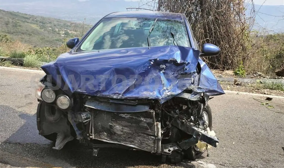 Los hechos ocurrieron la tarde del sábado, accidente en el que se vieron implicadas una Urvan de pasaje y un automóvil Chevrolet tipo Sonic. Ulises López / CP