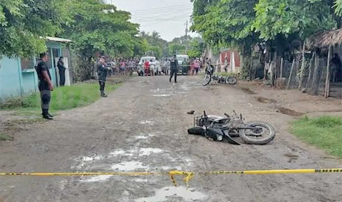 La víctima se desplazaba en su motocicleta al momento que le dispararon a poca distancia, provocando su deceso casi al instante. Víctor Sánchez / CP