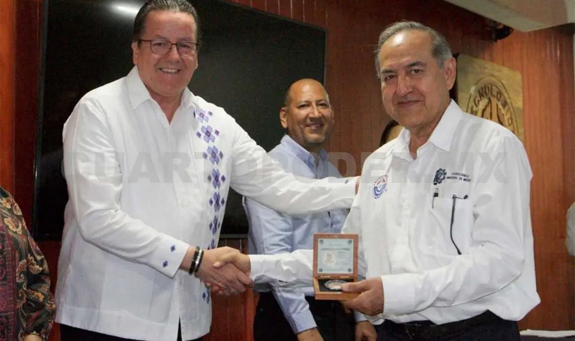 Reconocen a docentes por 30 y 40 años de servicio