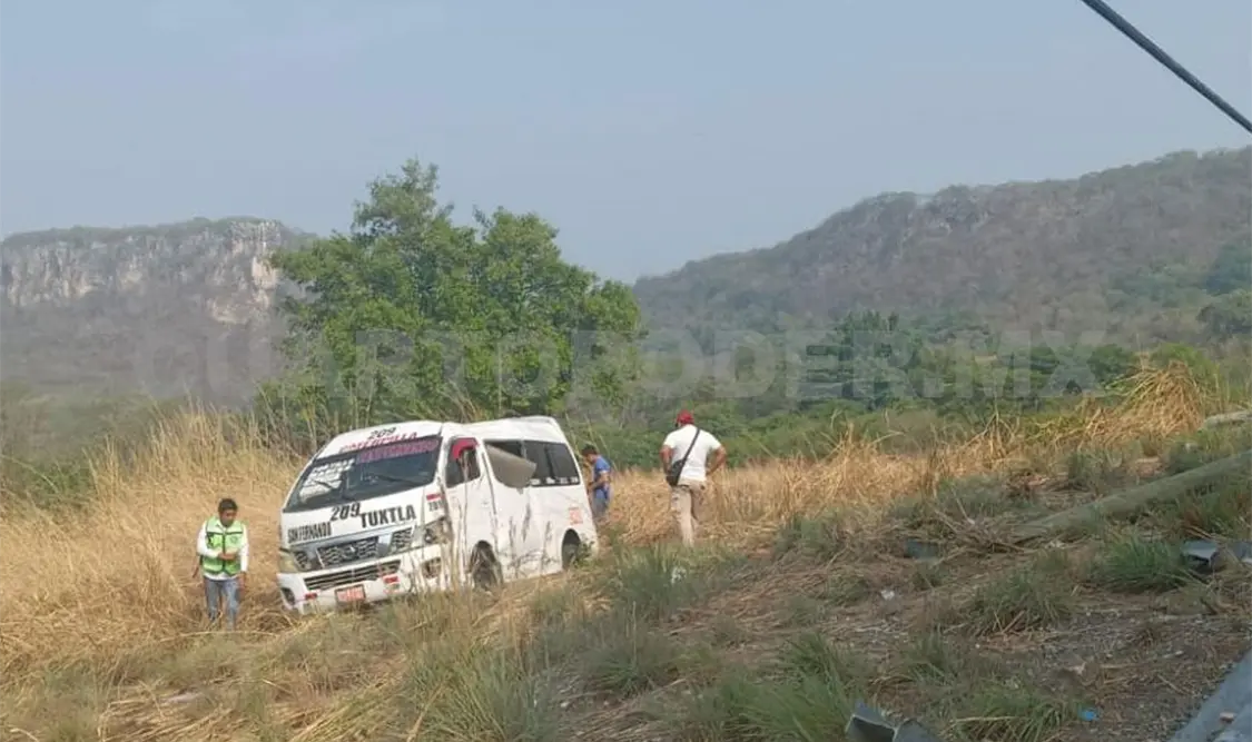 Hallan una Urvan pasajera fuera de la cinta asfáltica