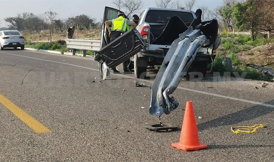 Camioneta es atravesada por barrera de contención