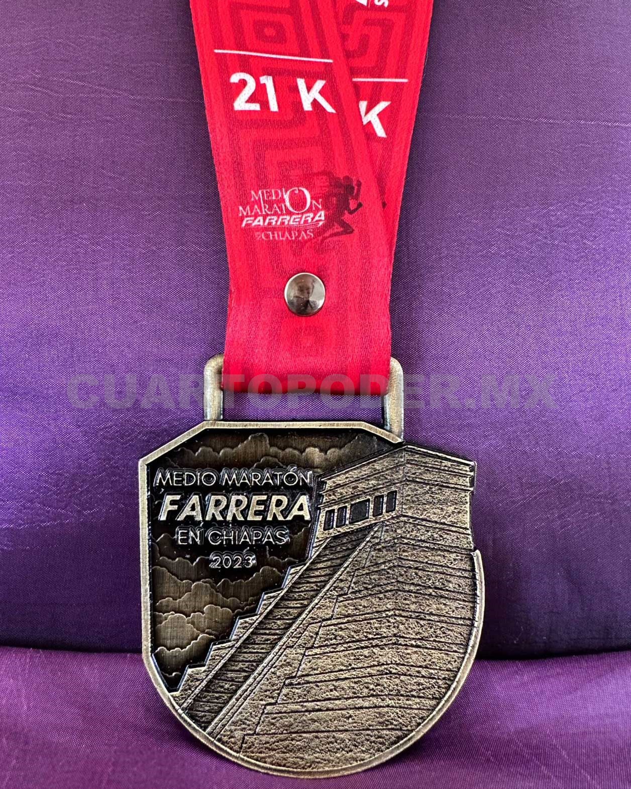 Presentan medallas del Medio Maratón Farrera