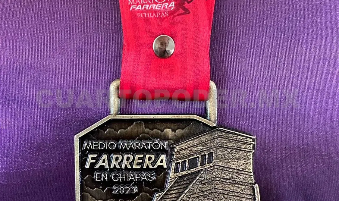 Presentan medallas del Medio Maratón Farrera