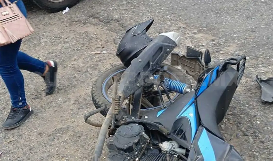 Motociclista muere al ser impactado por volteo