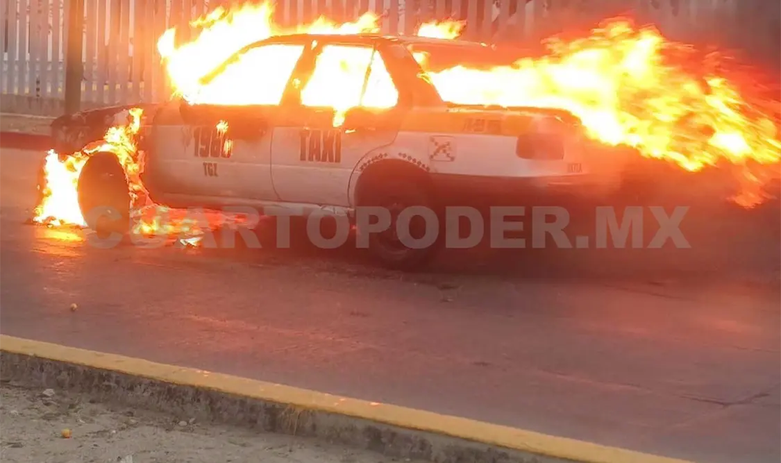 Se incendia taxi y queda reducido a chatarra