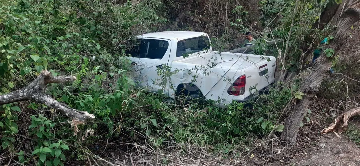 Se sale de la carretera y acaba en un barranco