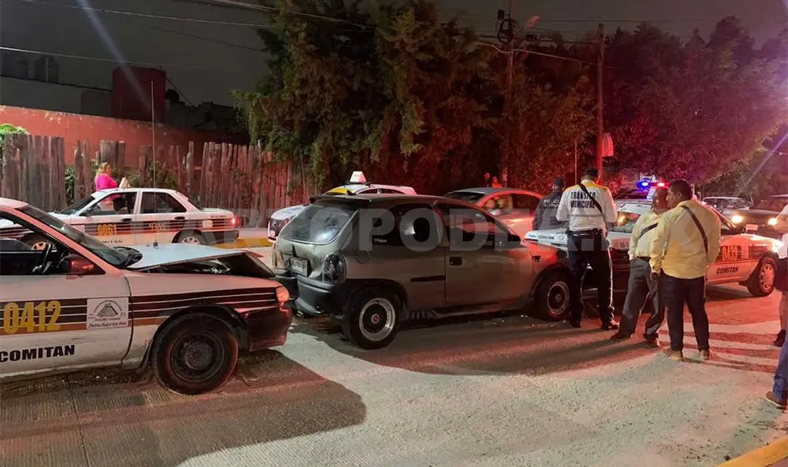 Taxistas aplastan a un Chevy en carambolazo