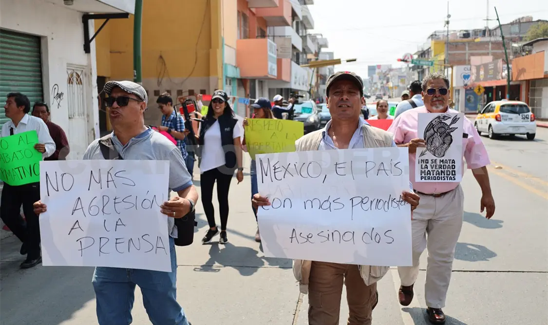Marchan periodistas por la libertad de expresión