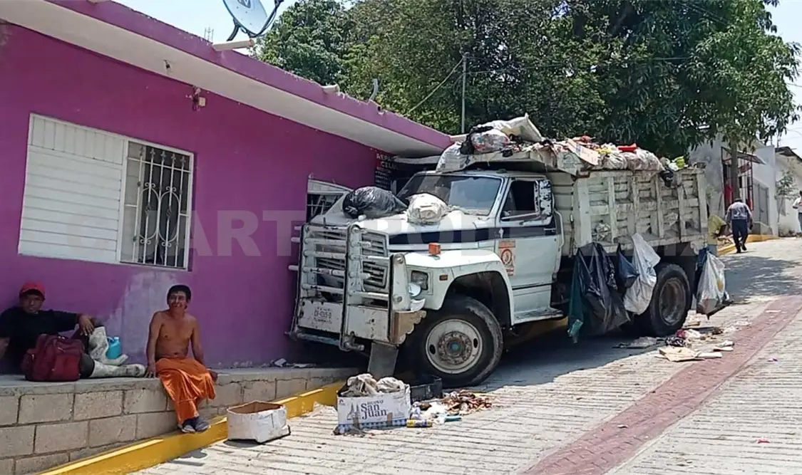 Camión de la basura se incrusta en vivienda