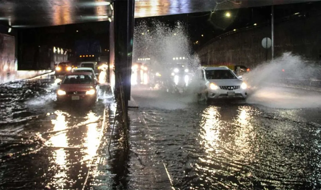 Lluvia deja inundaciones y caos vial en la CDMX