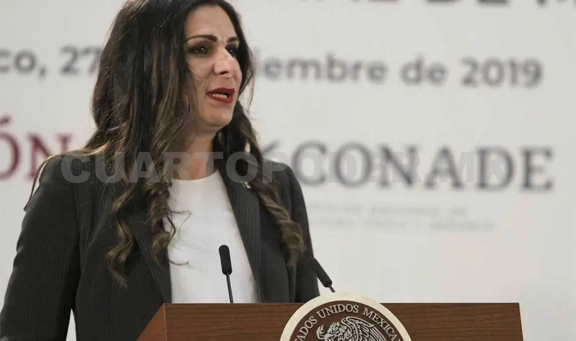 Se agotan botellas en apoyo a nadadoras