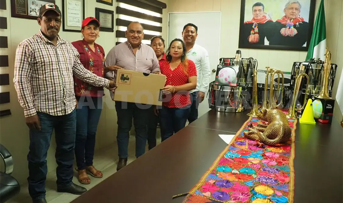 Entregan equipos para banda de guerra a plantel