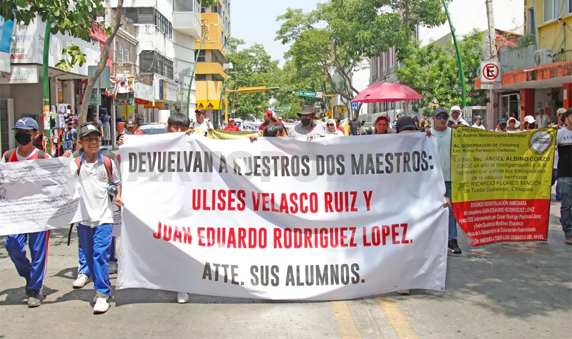 Marchan para que restituyan a maestros