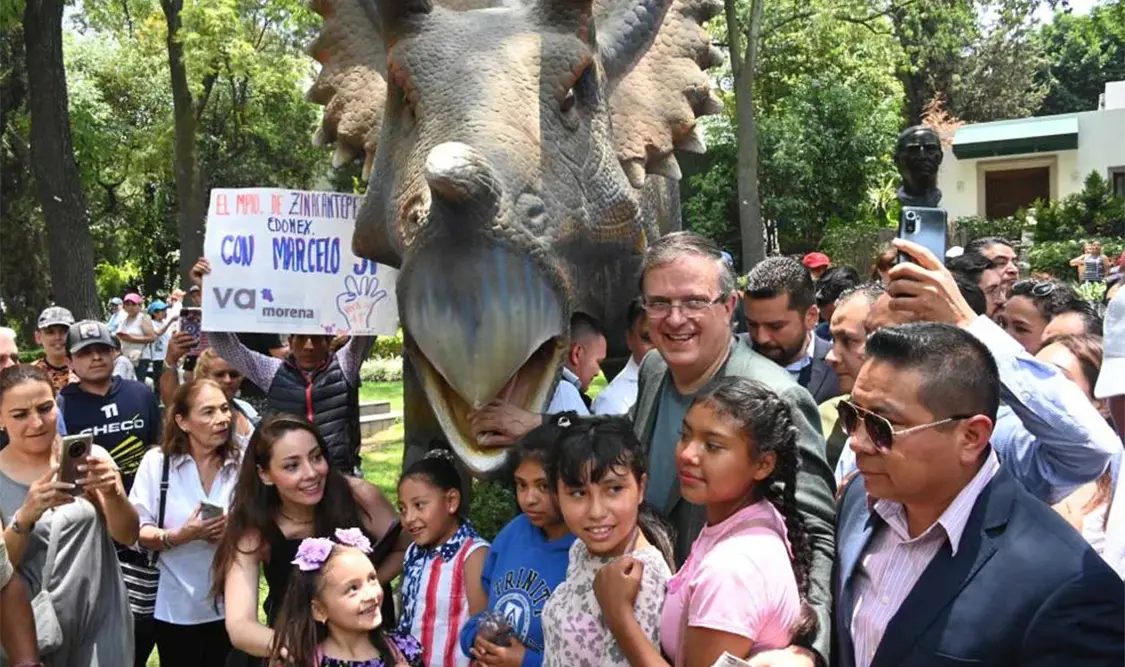 En un acto simbólico, el canciller Marcelo Ebrard realizó su último acto público como funcionario federal. CP