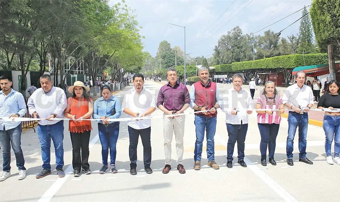 El Ejecutivo estatal encabezó el acto inaugural de la pavimentación de la calle 11ª Sur Poniente, del municipio de Comitán. CP
