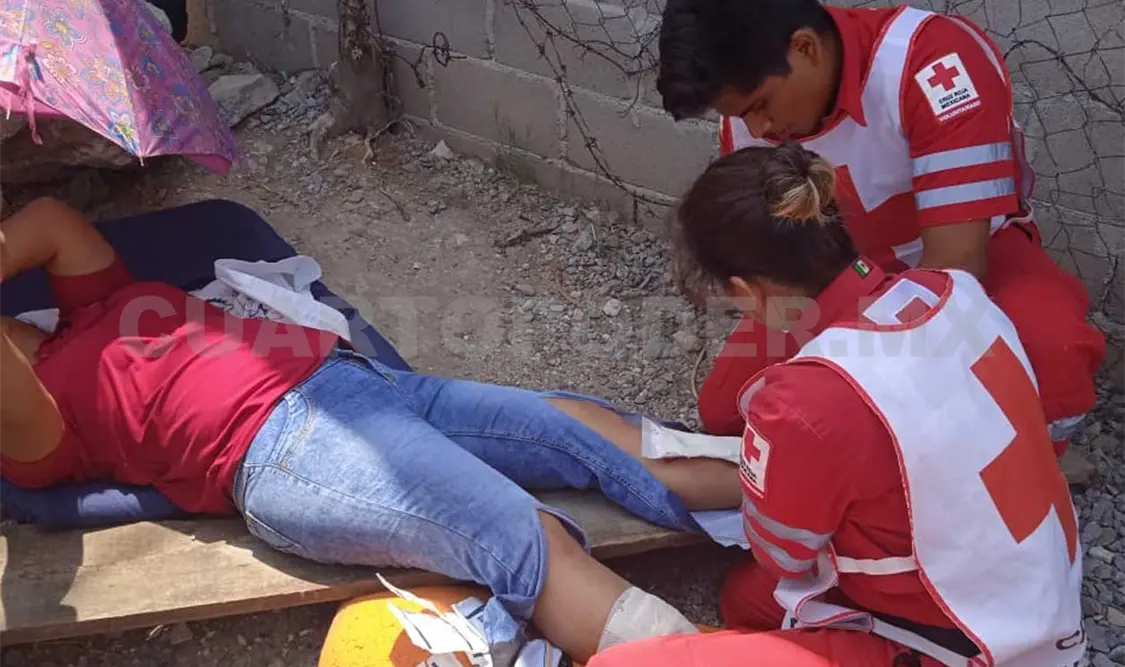 La mujer fue valorada por paramédicos de la Cruz Roja Mexicana que luego la trasladaron de emergencia a un hospital. Ulises López / CP