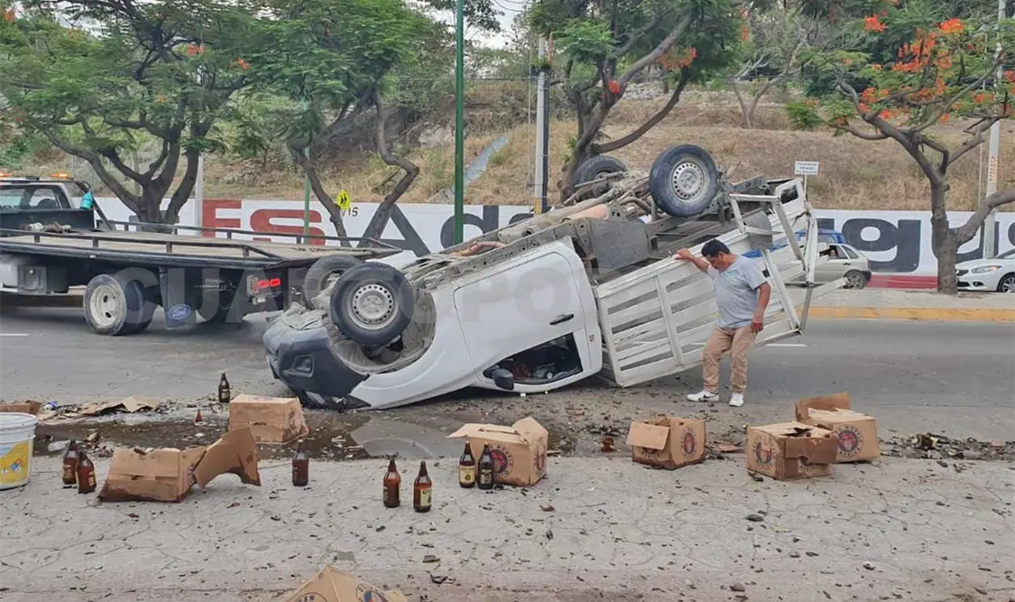 La tarde del sábado se reportó un accidente en el libramiento Sur; a los pocos minutos llegaron autoridades para dar fe. Ulises López / CP