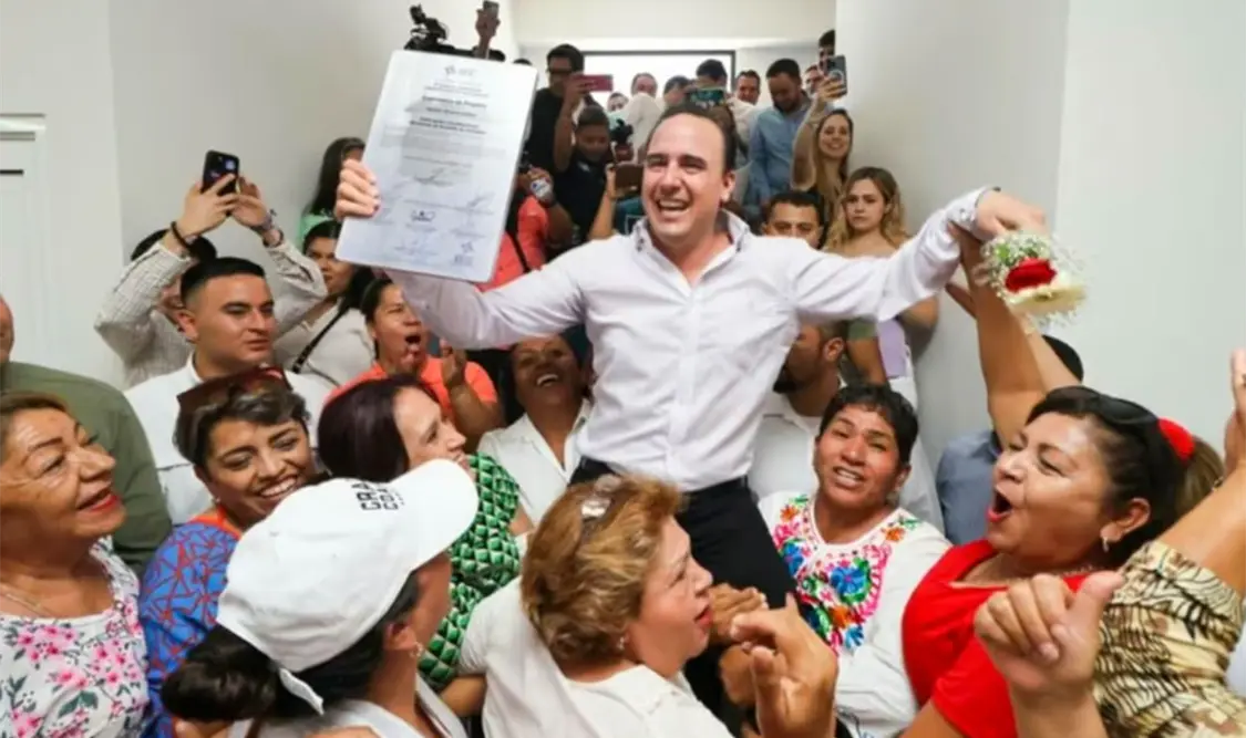 Manolo Jiménez recibe su constancia
