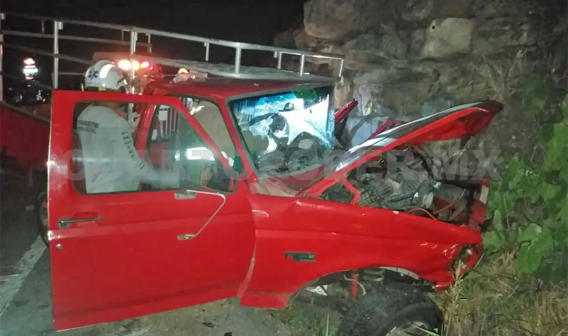 Queda prensado luego de estrellarse en paredón