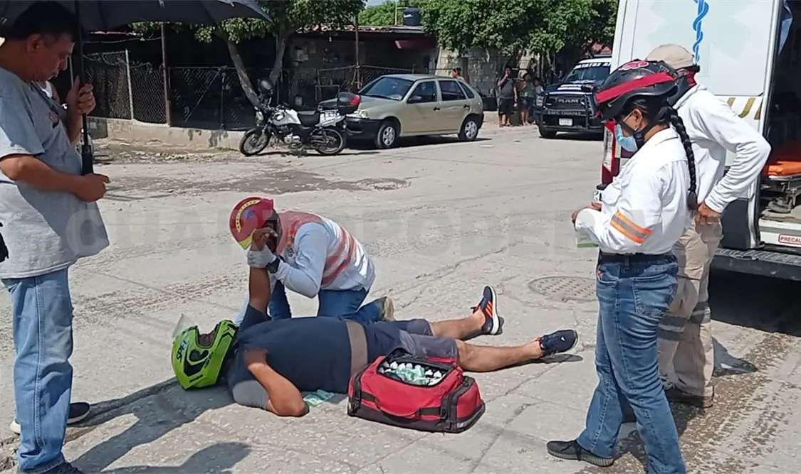 Derrapa motociclista y resulta con excoriaciones