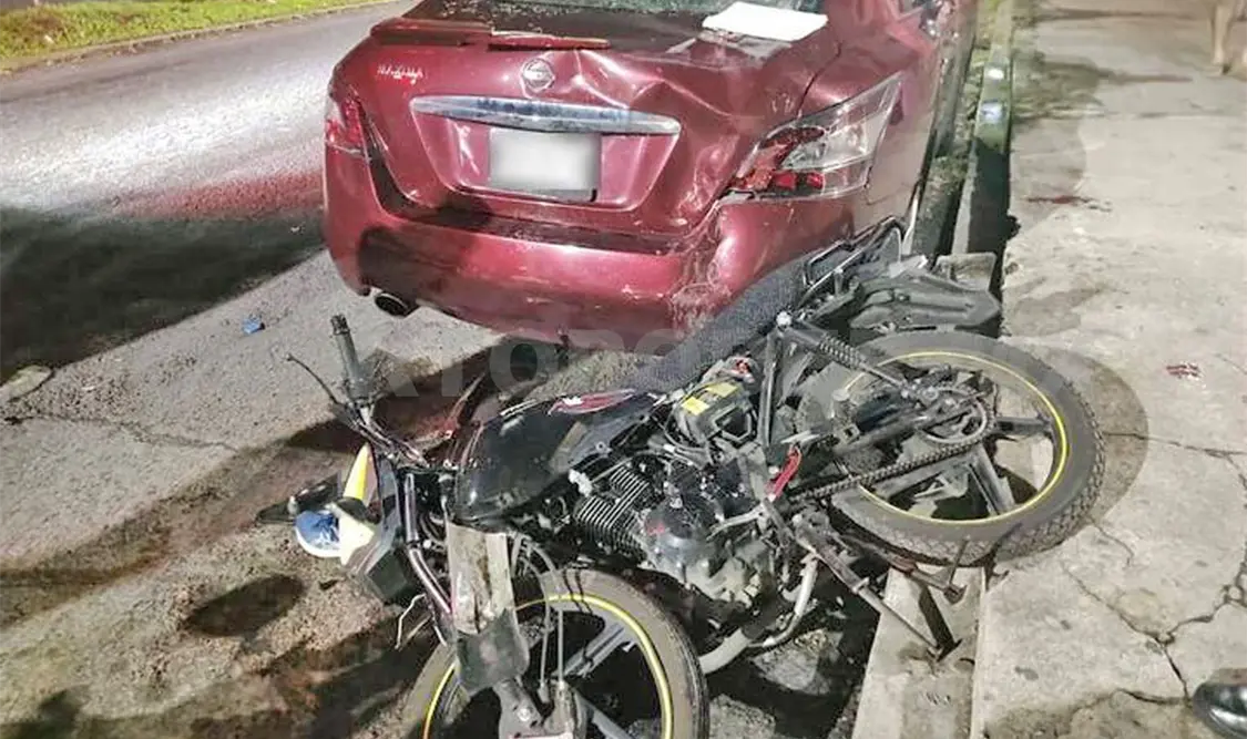 Dos lesionadas tras estrellar motocicleta