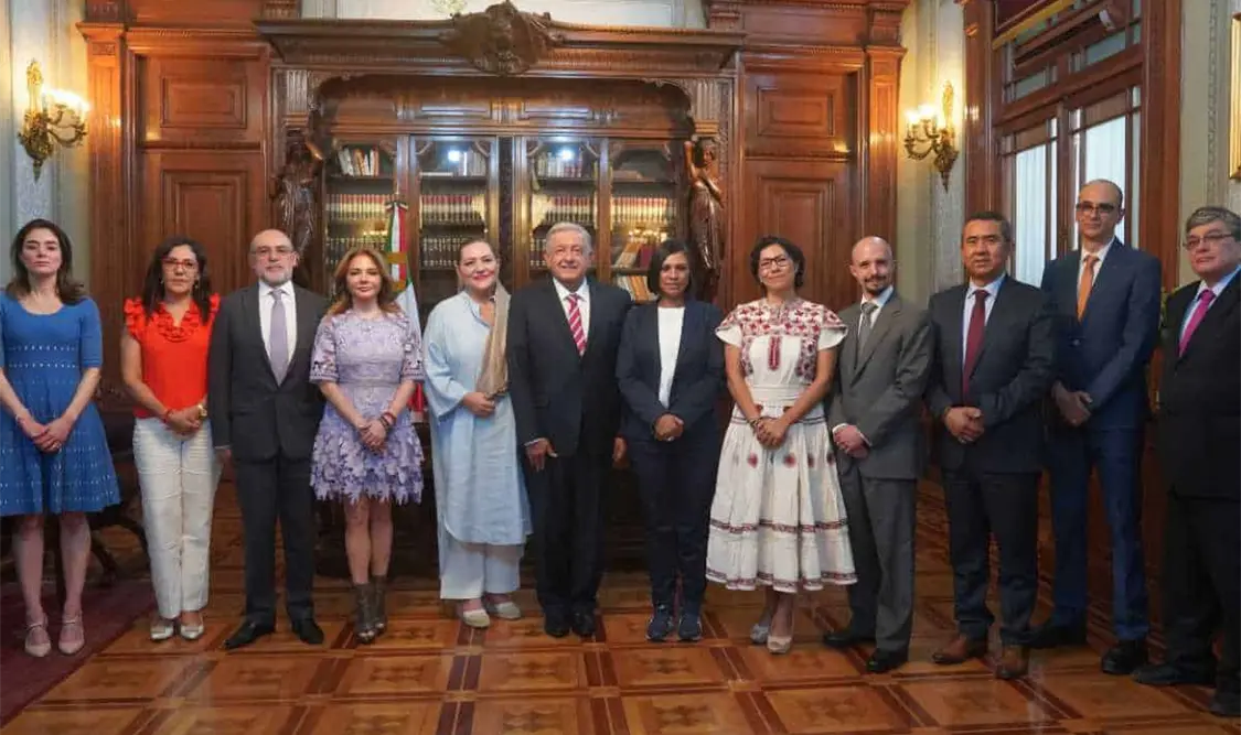 En su cuenta de Twitter, AMLO difundió la fotografía del encuentro. Cortesía