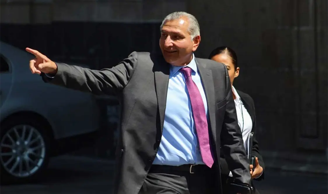 Adán cada vez más cerca de superar a Sheinbaum