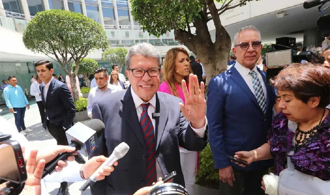 Otorgan licencia a Monreal para separarse del Senado