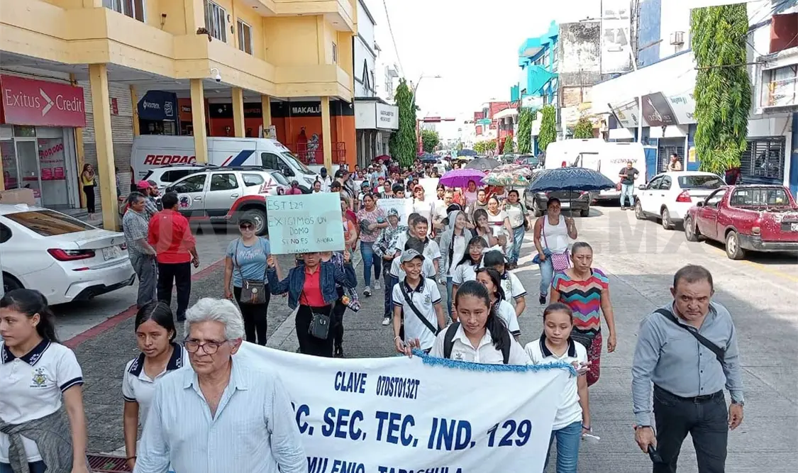 Con marcha piden rehabilitar canchas de secundaria