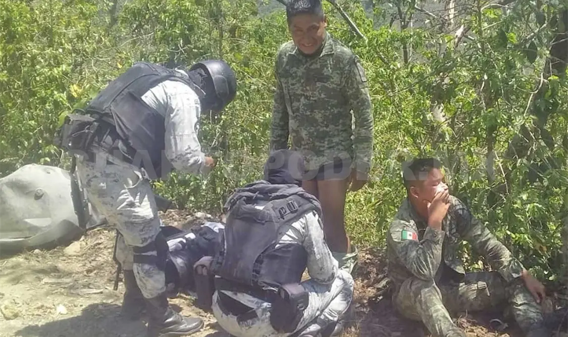 Dos militares quedan con lesiones en una volcadura