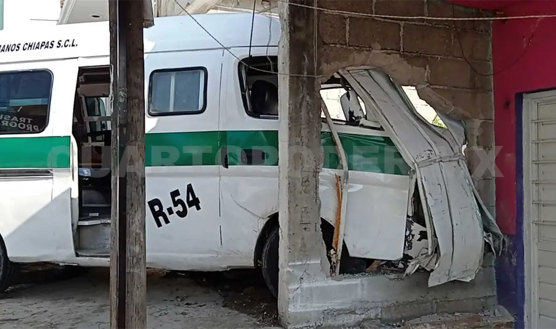 Se estrella combi contra una casa; 9 lesionados